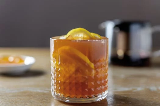 iced tea glass with lemon